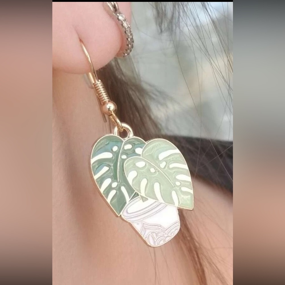 🌿 Plant Lady Beautiful Monstera Leaf Dangle Earrings Green & Gold🌿 - Picture 9 of 10